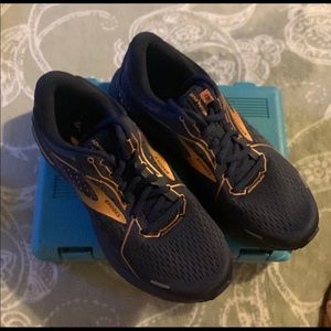 New Brooks womens Adrenaline 21 navy blue shoes
